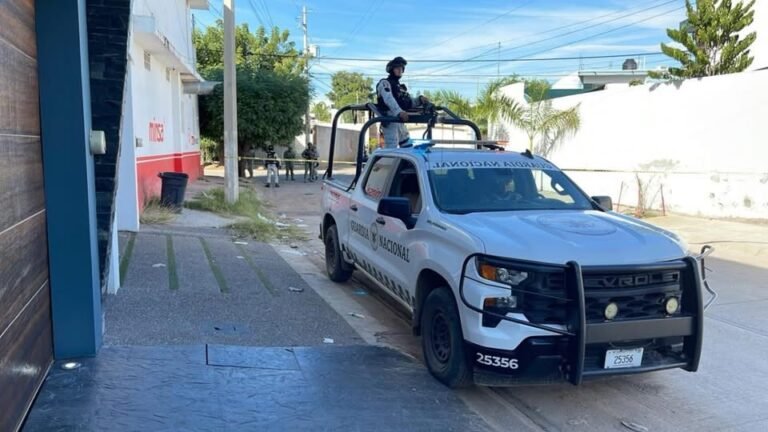 Violencia al norte de Culiacán: Localizan restos humanos con mensaje en Riveras de Tamazula.