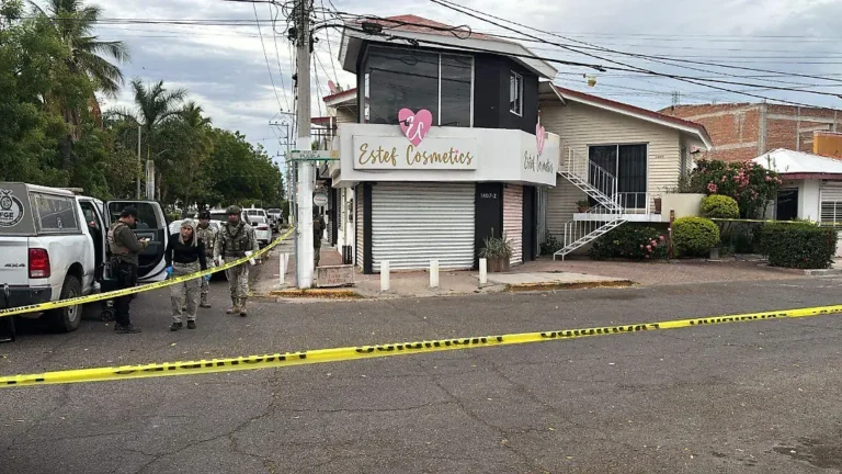 Terror en Las Quintas: Comando armado balea el negocio de una conocida influencer y desata el pánico escolar
