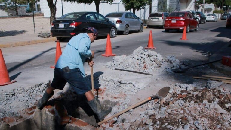Fuga de agua e infraestructura colapsan la circulación en el sector Centro; Japac suspende servicio