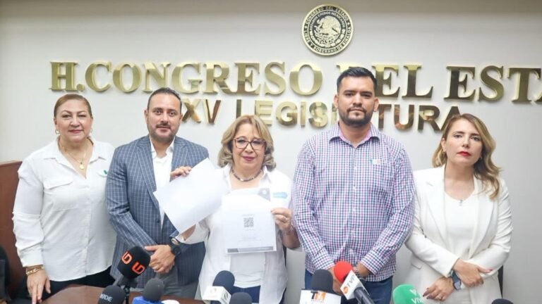 Integrantes de Vía Familia acudieron al Congreso del Estado para entregar más de la renta mil 400 firmas de respaldo a la iniciativa “Va por tus hijos”