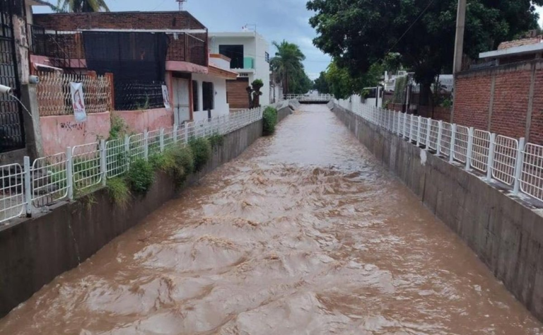 INTENSAS LLUVIAS EN SINALOA PROVOCAN SUSPENSIÓN DE CLASES Y AFECTACIONES EN MUNICIPIOS